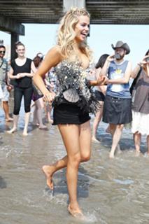Hailey Clauson feet photo thumbnail