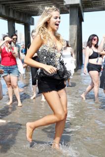 Hailey Clauson feet photo thumbnail