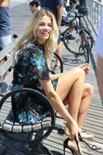 Hailey Clauson feet photo thumbnail