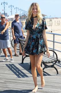 Hailey Clauson feet photo thumbnail