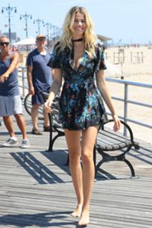 Hailey Clauson feet photo thumbnail