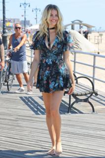 Hailey Clauson feet photo thumbnail