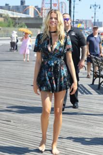 Hailey Clauson feet photo thumbnail