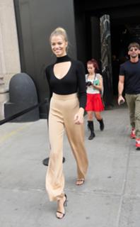 Hailey Clauson feet photo thumbnail