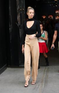 Hailey Clauson feet photo thumbnail