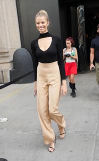 Hailey Clauson feet photo thumbnail