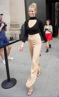 Hailey Clauson feet photo thumbnail