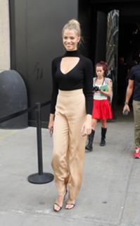 Hailey Clauson feet photo thumbnail