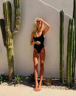 Hailey Clauson feet photo thumbnail