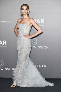 Hailey Clauson feet photo thumbnail