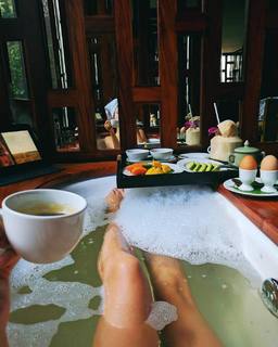 Hailey Clauson feet photo thumbnail