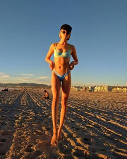 Hailey Clauson feet photo thumbnail