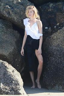 Hailey Clauson feet photo thumbnail