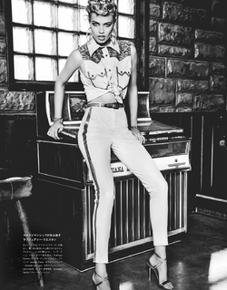 Hailey Clauson feet photo thumbnail