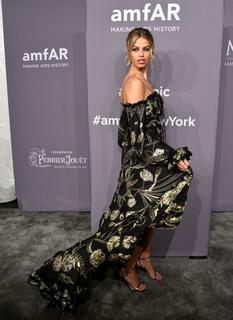 Hailey Clauson feet photo thumbnail