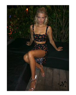 Hailey Clauson feet photo thumbnail