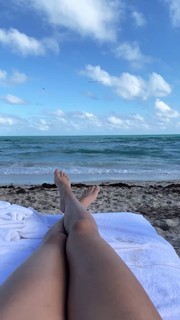 Hailey Clauson feet photo thumbnail