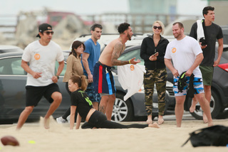 Hailey Clauson feet photo thumbnail