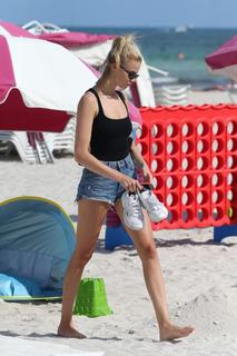 Hailey Clauson feet photo thumbnail