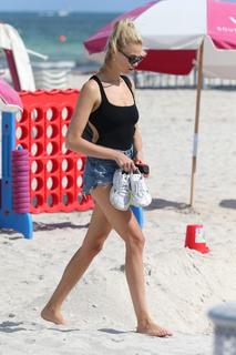 Hailey Clauson feet photo thumbnail