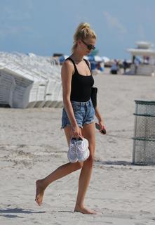 Hailey Clauson feet photo thumbnail