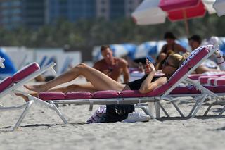 Hailey Clauson feet photo thumbnail