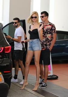 Hailey Clauson feet photo thumbnail