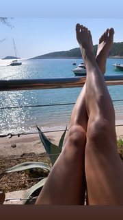Hailey Clauson feet photo thumbnail