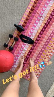 Hailey Clauson feet photo thumbnail