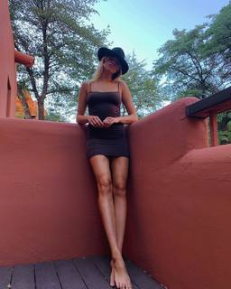 Hailey Clauson feet photo thumbnail