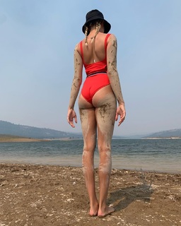 Hailey Clauson feet photo thumbnail