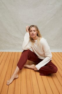 Hailey Clauson feet photo thumbnail