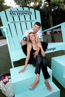 Hailey Clauson feet photo thumbnail