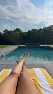 Hailey Clauson feet photo thumbnail