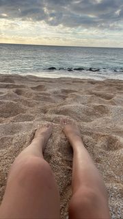 Hailey Clauson feet photo thumbnail