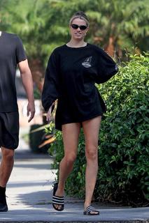 Hailey Clauson feet photo thumbnail