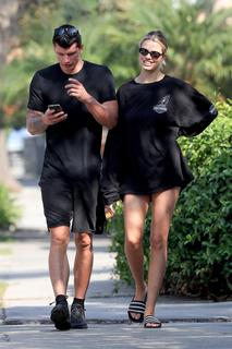 Hailey Clauson feet photo thumbnail