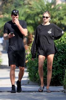 Hailey Clauson feet photo thumbnail