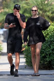 Hailey Clauson feet photo thumbnail