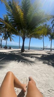 Hailey Clauson feet photo thumbnail