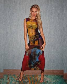 Hailey Clauson feet photo thumbnail