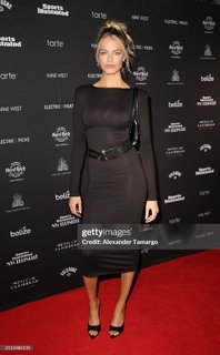 Hailey Clauson feet photo thumbnail