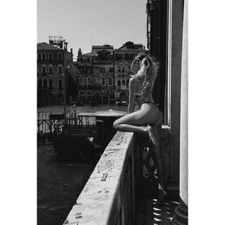 Hailey Clauson feet photo thumbnail