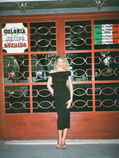 Hailey Clauson feet photo thumbnail