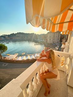 Hailey Clauson feet photo thumbnail