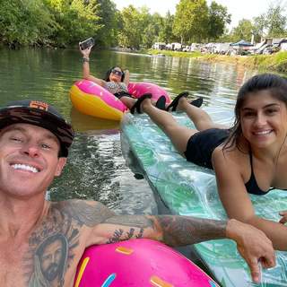 Hailie Deegan feet photo thumbnail