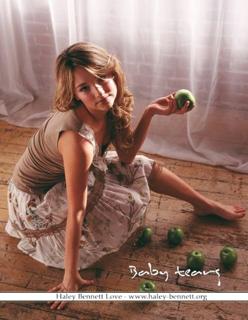 Haley Bennett feet photo thumbnail