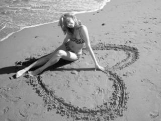 Haley Bennett feet photo thumbnail
