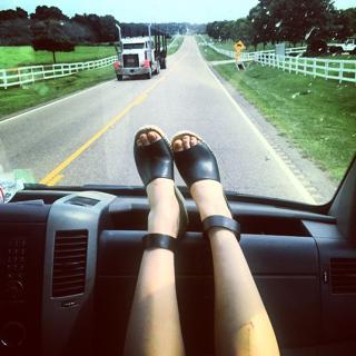 Haley Bennett feet photo thumbnail