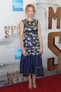 Haley Bennett feet photo thumbnail